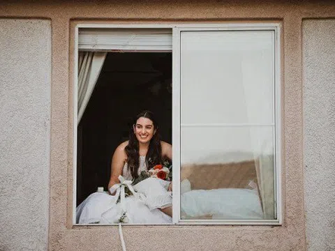 Cô gái làm đám cưới bên cửa sổ